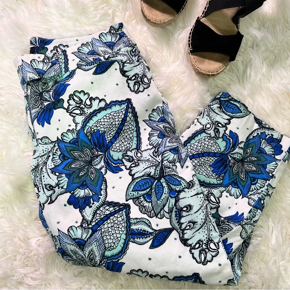 Ann Taylor Curvy Petite Capri Pants 6P Blue White Floral Print Stretch Cotton - Picture 3 of 8